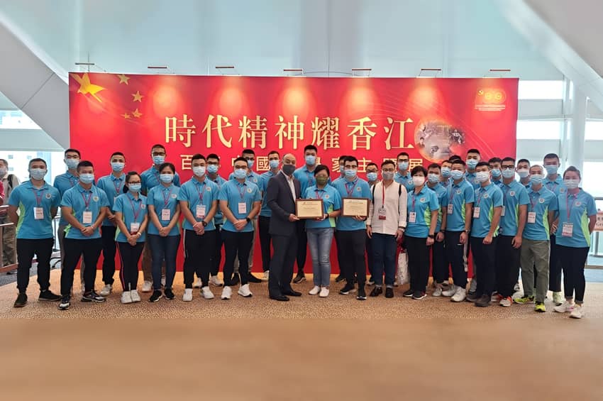 Volunteers of the OKVGL serve at the “Exhibition on 100 Years of Chinese Scientists”.