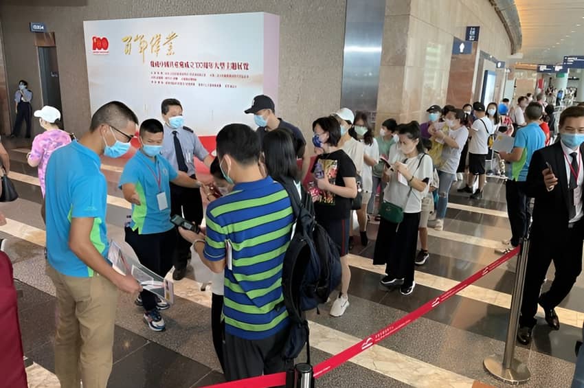 Volunteers of the OKVGL serve at the “Thematic Exhibition on the Centenary Founding of the Communist Party of China”.
