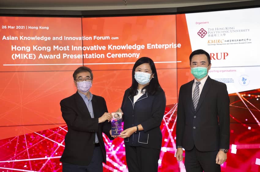 The then Principal of the STI, Ms Tsung Chui-yee, and Chief Officer (Knowledge Management), Mr Albert Chan, receive the Most Innovative Knowledge Enterprise (MIKE) Award.