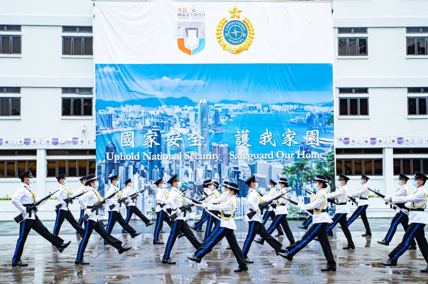 部门仪仗队于「全民国家安全教育日」表演中式步操。