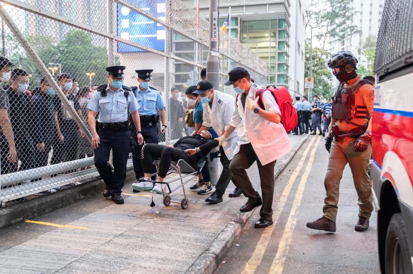 The CSD and the HKPF conduct an exercise outside Lai Chi Kok Reception Centre.
