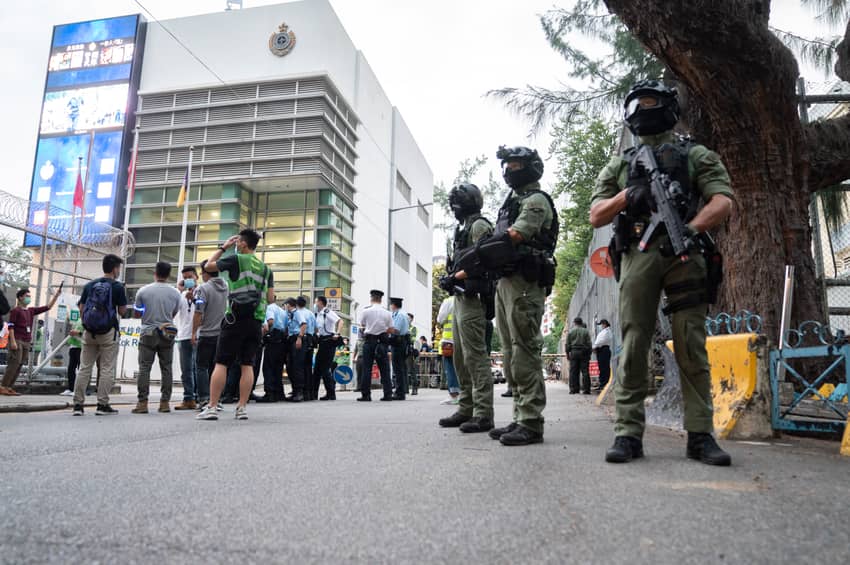 The CSD and the HKPF conduct an exercise outside Lai Chi Kok Reception Centre.
