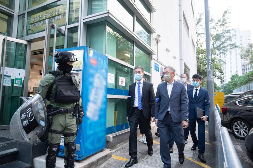 The then Commissioner of Correctional Services, Mr Woo Ying-ming (third left), and the Commissioner of Police, Mr Siu Chak-yee (second left), visit the scene and supervise the exercise in person.