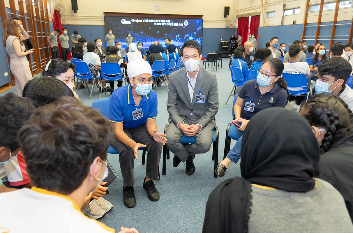 Non-ethnic Chinese correctional staff share work experience and points to note for applying CSD vacancies  with non-ethnic Chinese youths to increase their interest in joining the CSD during a life planning workshop organised by the Department under the “Project J Ethnic Minority Students Award Scheme”.