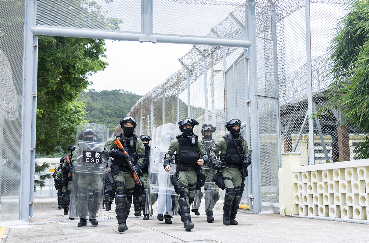 During the emergency response exercise conducted in Sha Tsui Correctional Institution, the RRT arrives at the institution promptly to provide immediate reinforcement, so as to ensure institutional safety.