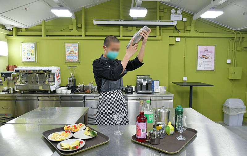 Young persons in custody can take the newly introduced Specialty Drink Making Course in the new training restaurant “Café Recoffery”.