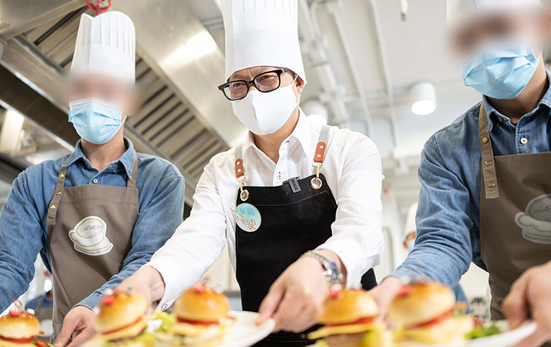 During the activity “Teen Angel” organised by the CSD, the Secretary for Security, Mr Tang Ping-keung, becomes a chef to cook with young persons in custody.  The persons in custody utilise the food and beverage skills learned to cook for their families.