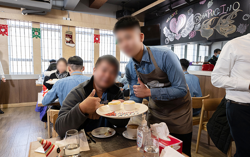 During the activity “Teen Angel” organised by the CSD, the Secretary for Security, Mr Tang Ping-keung, becomes a chef to cook with young persons in custody.  The persons in custody utilise the food and beverage skills learned to cook for their families.