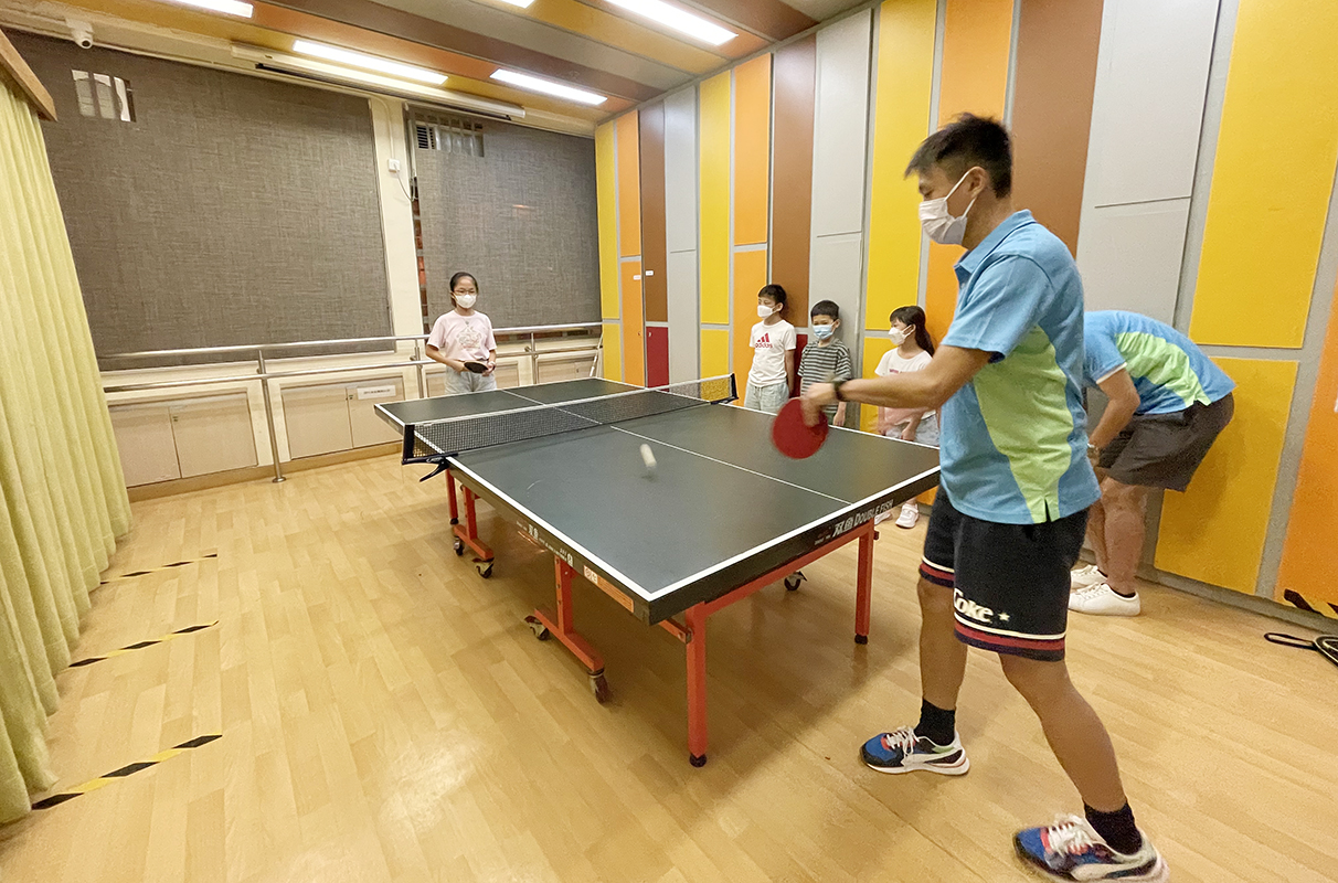 The table tennis volunteer team and a non-governmental organisation jointly organise a table tennis activity for children.