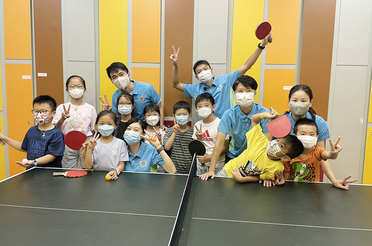 The table tennis volunteer team and a non-governmental organisation jointly organise a table tennis activity for children.