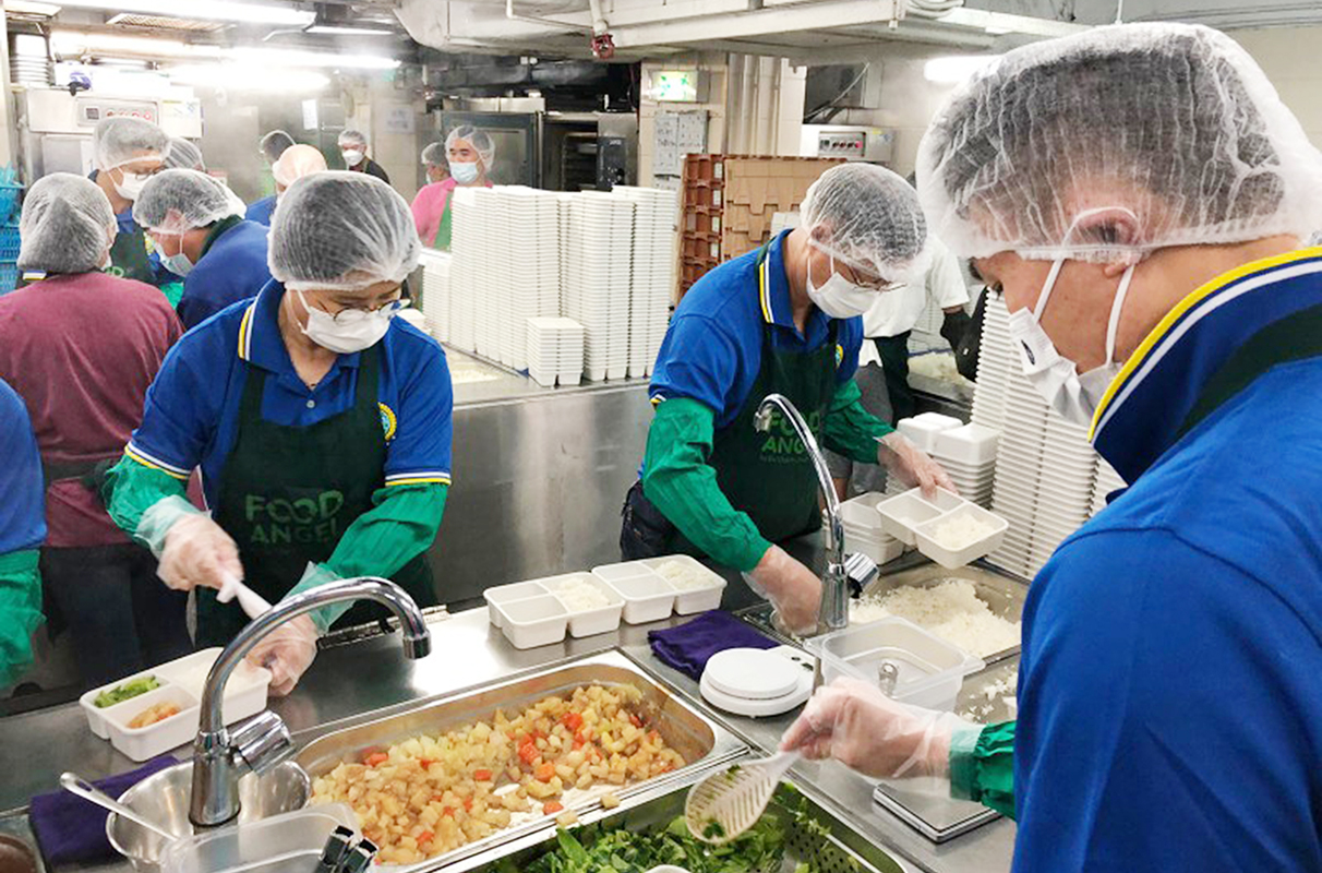 OKVGL volunteers help a charity group with the preparation of meal boxes.