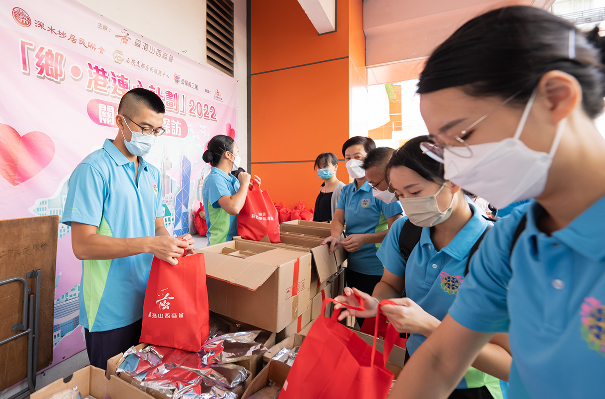 The Commissioner of Correctional Services, Mr Wong Kwok-hing, and OKVGL volunteers participate in a caring visit organised under the “Know Your Homeland - Clansmen Association Subsidy Scheme” in 2022.