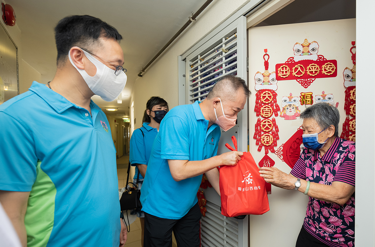 The Commissioner of Correctional Services, Mr Wong Kwok-hing, and OKVGL volunteers participate in a caring visit organised under the “Know Your Homeland - Clansmen Association Subsidy Scheme” in 2022.