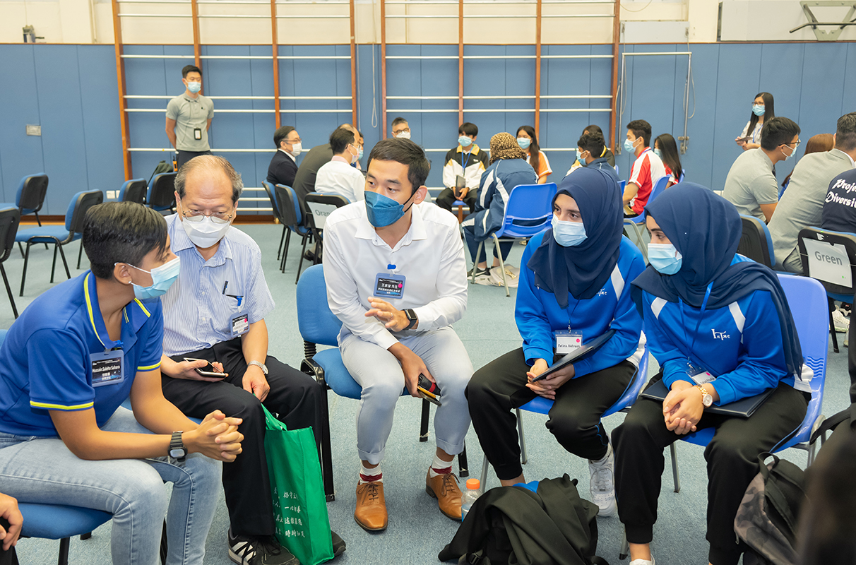 Correctional staff share work experience with participants of the “Project J Ethnic Minority Students Award Scheme” during a life planning workshop.