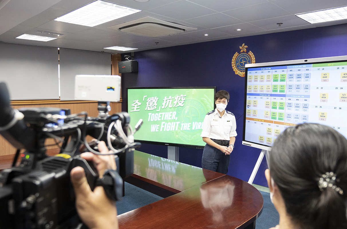 A correctional officer briefs the media on the anti-epidemic work of the Department.