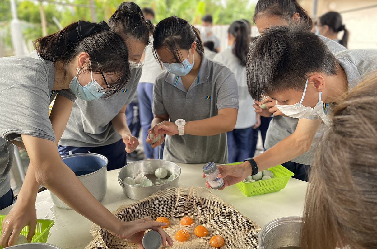 「更生先锋领袖」学员在大澳体验当地特产咸蛋黄的制作过程。