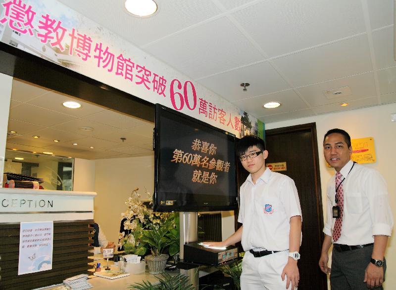 The 600,000th visitor, Wong Man-pan, is a student of Salesian English School. 