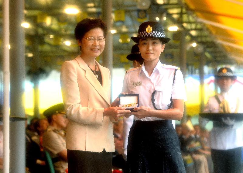 Mrs Lam presents the Best Recruit Award, the Golden Whistle, to Assistant Officer II Fu Lan-yan of Training Course No. 439.