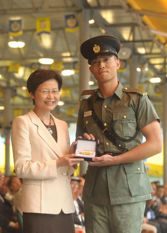 Mrs Lam presents the Best Recruit Award, the Golden Whistle, to Assistant Officer II So Sau-wah of Training Course No. 441.