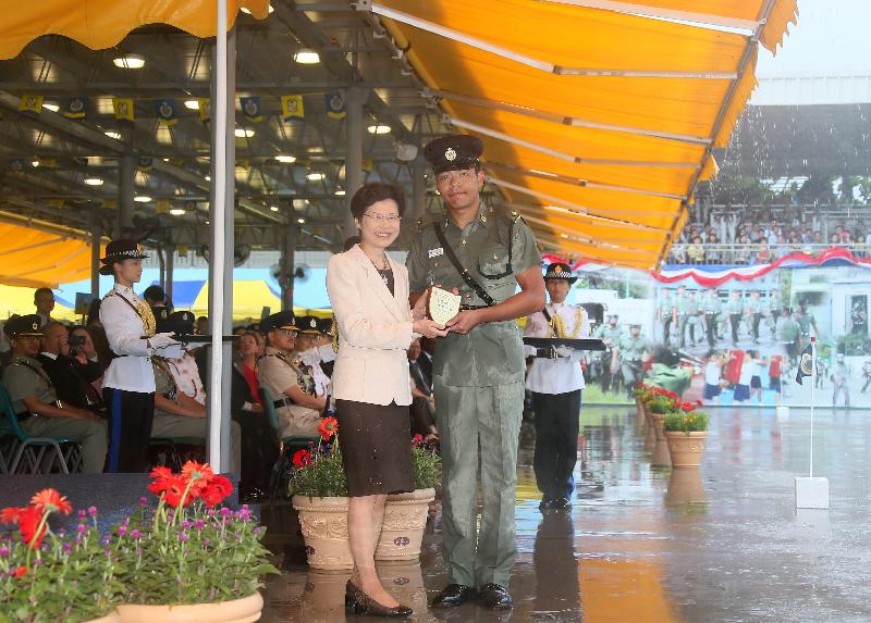 Mrs Lam presents the Best Recruit Award, the Principal's Shield, to Officer Lee Chun-ho.