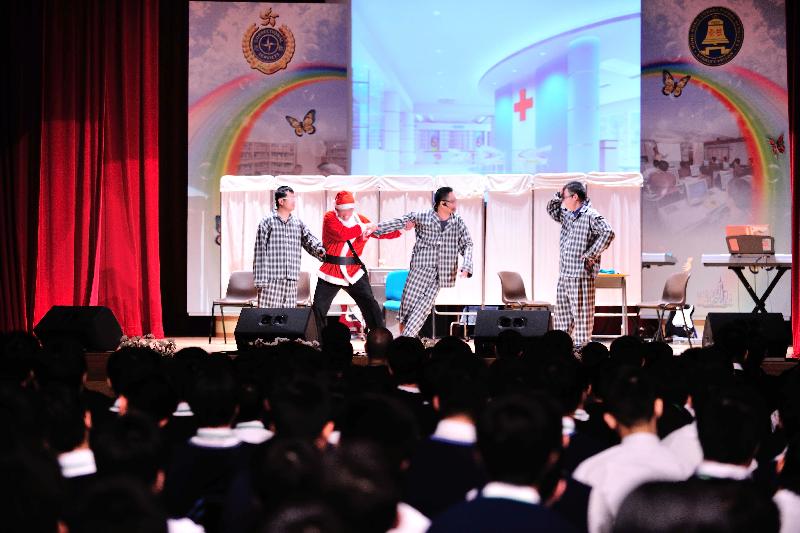 About 300 students from six secondary schools experienced the first Rehabilitation Pioneer Project - A Drama and Music Performance of "Creation and Rehabilitation" at Stanley Prison today (April 10). Through the performance, inmates enhanced their positive spirit and learnt the wisdom of living and teamwork. Photo shows inmates performing the drama.