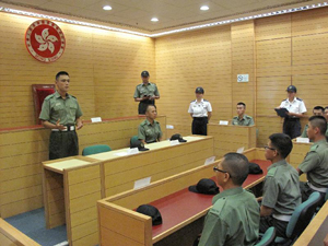 学员在惩教署职员训练院内的模拟法庭接受训练。