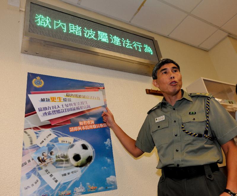 謝浩然在白沙灣懲教所探訪室，介紹電子屏幕展示的反賭博信息。