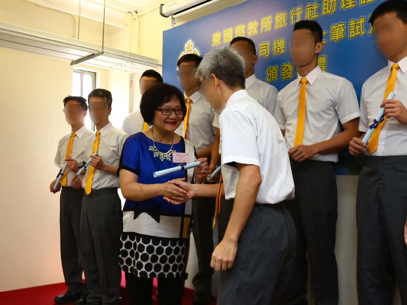 The Executive Director of the Vocational Training Council, Mrs Carrie Yau, presented certificates to persons in custody who graduated from Travel Agent Assistant training and Professional Taxi Driver (Taxi Written Test) training at a ceremony at Tung Tau Correctional Institution today (June 17).