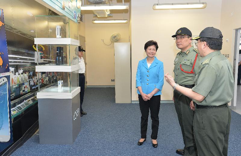 Mrs Lam (third right) visits the retail salesperson training room and is briefed on the content of the training courses by the frontline staff.