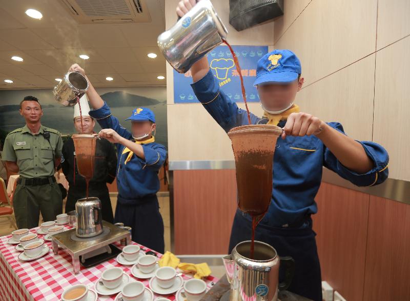 两名歌连臣角惩教所所员示范冲制港式奶茶的程序，备战八月十四日举行的「国际金茶王大赛2014」。