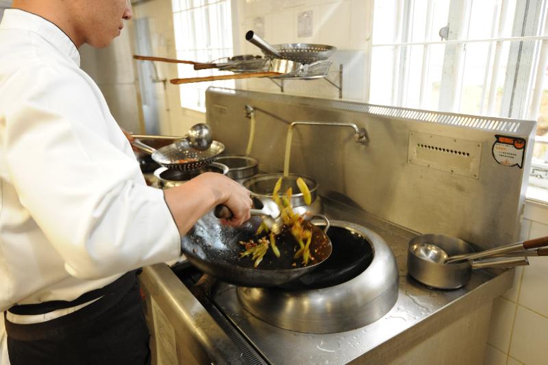 一名修毕「中式厨艺及酒楼服务证书课程」的在囚人士示范厨艺。