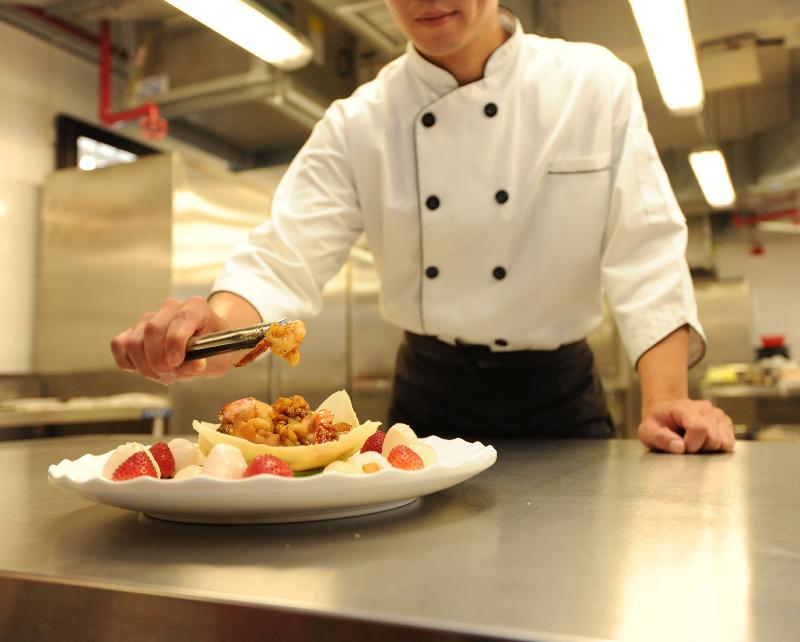 一名修畢「中式廚藝及酒樓服務證書課程」的在囚人士示範廚藝。