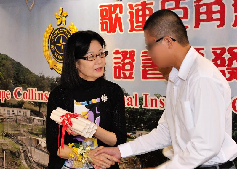 The Chairperson of Yan Oi Tong, Ms Ng Ming-chun (left), presents academic certificates to a persons in custody representative at the presentation ceremony held in Cape Collinson Correctional Institution of the Correctional Services Department today (September 24).