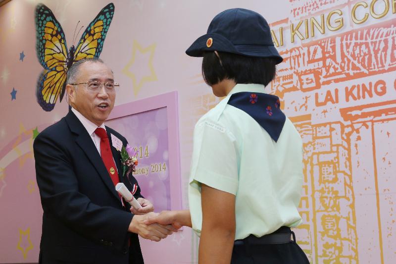 Persons in custody at Lai King Correctional Institution of the Correctional Services Department were presented with certificates at a ceremony in recognition of their study efforts and achievements today (October 8). Photo shows the Chairman of Fung Ying Seen Koon, Mr Hung Siu-ling (left), presenting a certificate to a person in custody.
