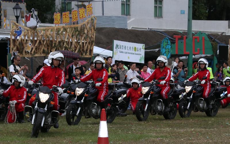 民众安全服务队成员在卖物会的电单车表演。