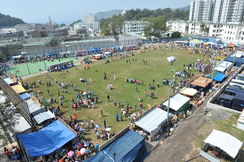 The Correctional Services Department (CSD) Sports Association holds its 62nd Autumn Fair on the football field adjacent to Stanley Prison today (November 1). The Fair attracts more than 19,000 visitors.