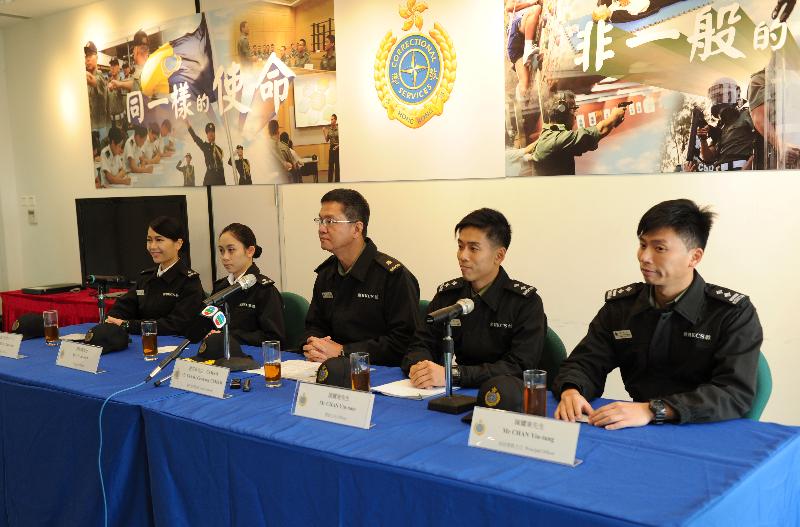 The Correctional Services Department (CSD) has launched a new round of recruitment starting from November 28 and the deadline for applications will be December 11, the Deputy Principal of the CSD Staff Training Institute, Mr Tsang Chun-wa, (centre) said today (December 4). About 50 officers are being recruited in this financial year.