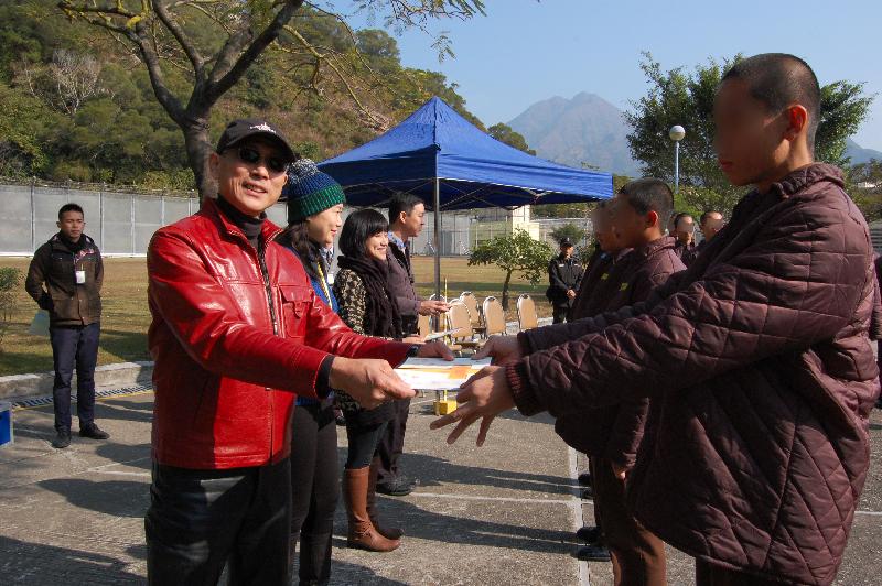 The 28 correctional facilities under the Correctional Services Department held various types of thank-you activities this week (December 22 to 28) to let persons in custody express their gratitude towards personnel and volunteers of the non-governmental organisations (NGOs) that have been providing services for them. Photo shows persons in custody at Sha Tsui Correctional Institution presenting hand-made cards to give thanks and best wishes to the NGOs and volunteers for their dedication.