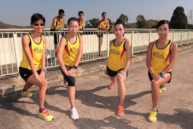 惩教署长跑队正热身锻炼，准备挑战一月二十五日举行的香港马拉松2015赛事。