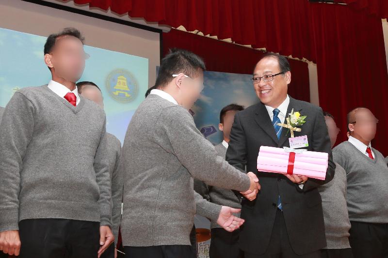 Fifty-six persons in custody at the Correctional Services Department's Stanley Prison were presented with certificates at a ceremony today (January 7) in recognition of their continuous efforts in pursuing further studies. The Chairman of the Prisoners' Education Trust Fund Committee, Dr Lam Tai-fai, (front right) is pictured presenting certificates to a representative of persons in custody. 