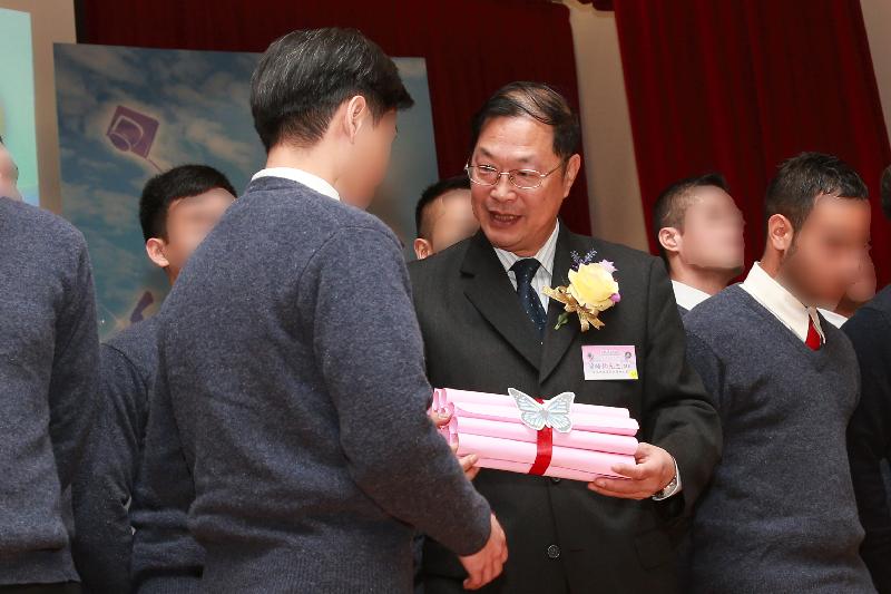 Fifty-eight persons in custody at the Correctional Services Department's Stanley Prison were presented with certificates at a ceremony today (January 21) in recognition of their strenuous efforts in pursuing further studies. Photo shows the Chairman of the Southern District Fight Crime Committee, Mr Leung Ho-kwan (front right), presenting certificates to a representative of persons in custody.