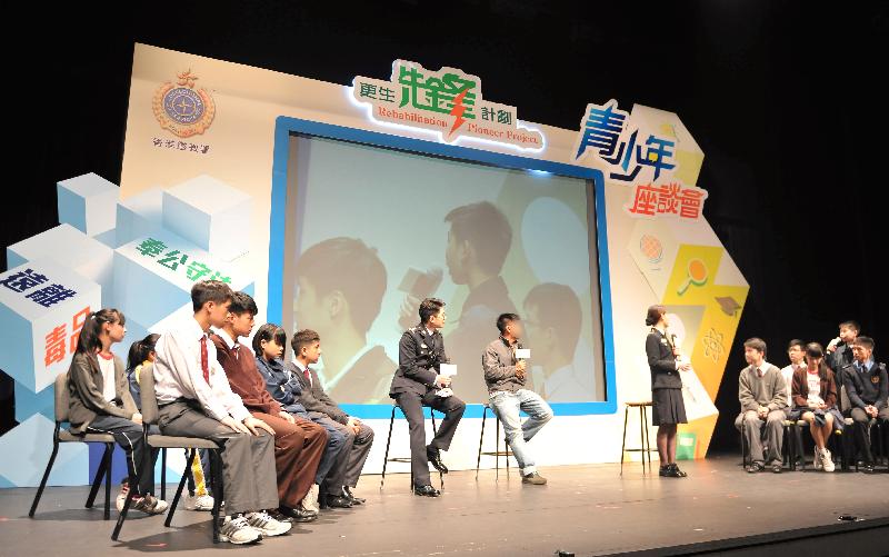 Through face-to-face discussion at the forum, a rehabilitated offender shares with the students his determination and changes in the course of rehabilitation. 