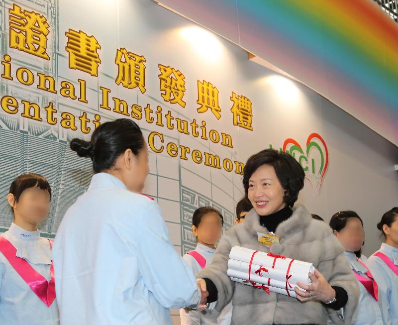 A total of 185 persons in custody at Lo Wu Correctional Institution were presented with certificates at a ceremony today (March 11) in recognition of their continuous efforts to pursue further studies. The Chairperson of the Board of Directors of Yan Chai Hospital, Mrs Susan So (right), presents a certificate to a person in custody.
