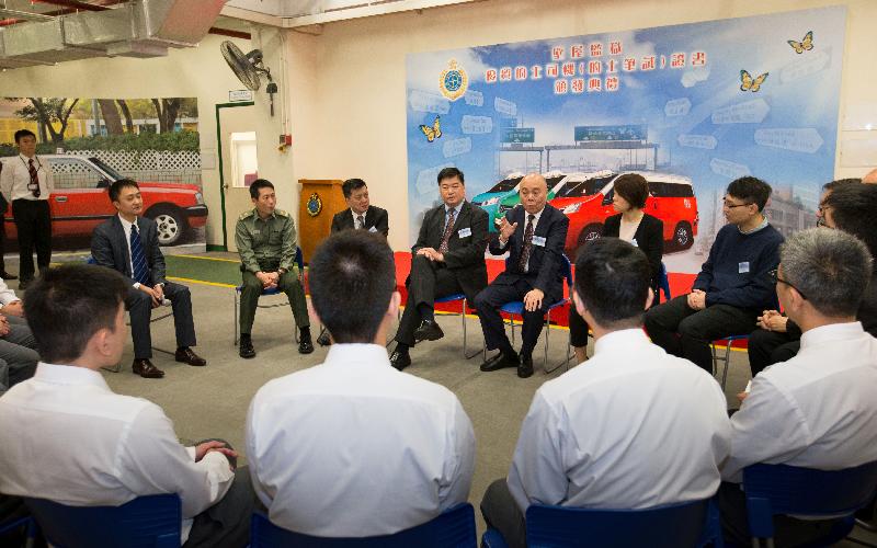 Mr Cheng talks to graduates of the Professional Taxi Driver (Taxi Written Test) Training course about the taxi industry.