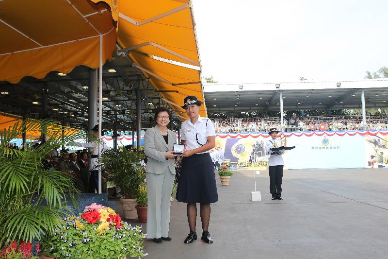 Mrs Lau (left) presents the Best Recruit Award, the Golden Whistle, to Assistant Officer II Siu Wai-fan.