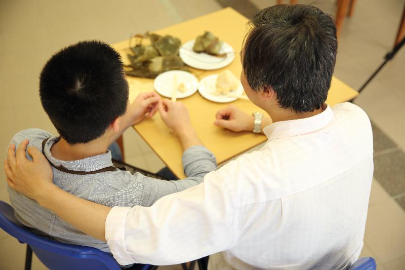 Taking the opportunity of Father's Day and the Dragon Boat Festival falling on two consecutive days, Ah Shing made a rice dumpling for his father in return for his unfailing love and that of his family during his training period.