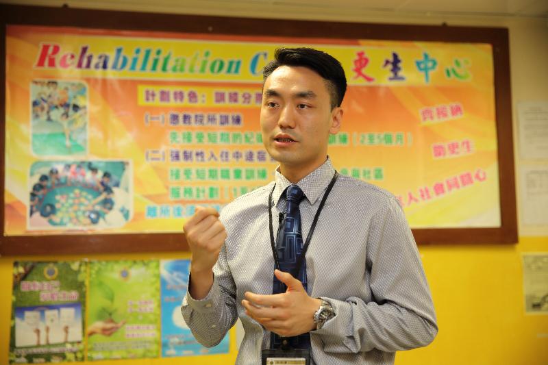 Officer (Rehabilitation Unit 1) of Lai Hang Rehabilitation Centre, Mr Wu Yu-shing, says Ah Shing has behaved more positively after using the centre's job-matching scheme and its continuing dialogue with his parents. 