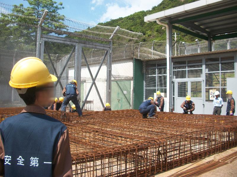 Ah Yan (false name), who has completed the Bar Bending and Fixing Skill Course, said he would try to find a job in the construction sector to contribute to society after his release this year.