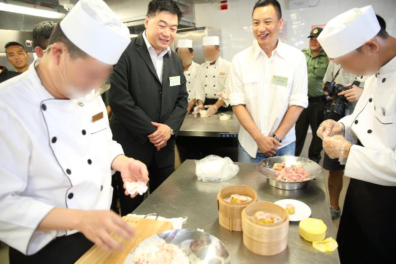 在囚人士製作點心，余健志（右二）在旁觀看和給予意見。  