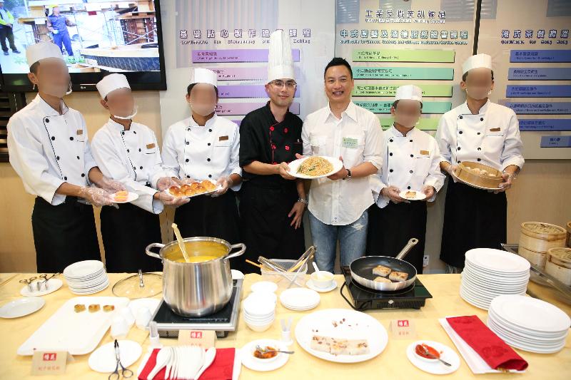 Mr Yu (third right) encourages persons in custody to put what they have learned to full use and work towards a better future. 